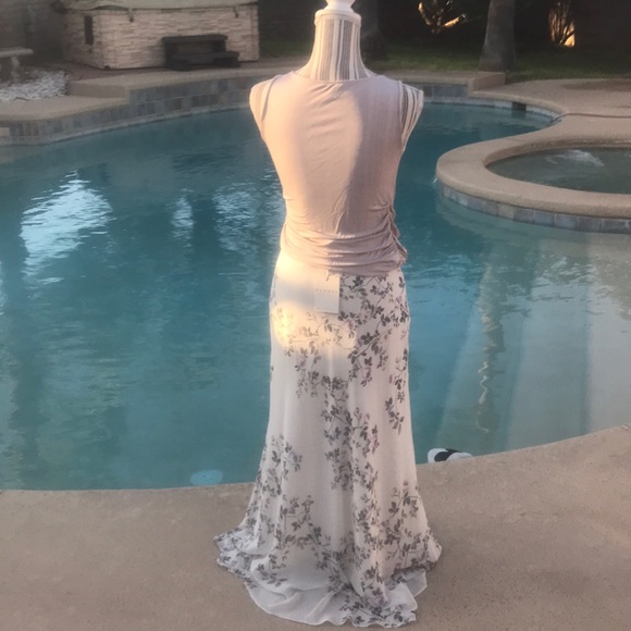 Beautiful floral Skirt - Picture 3 of 8